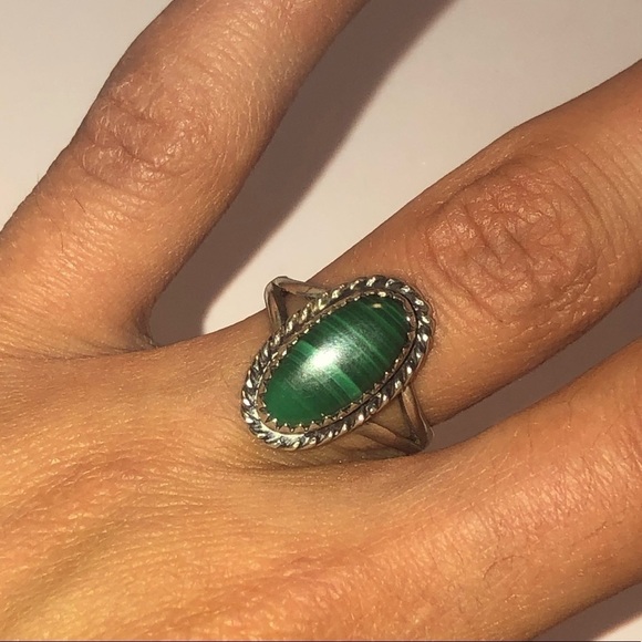 ANTIQUE Navajo Sterling Silver & Oval Malachite Stone Ring / Tested - Sz 7.25 - Picture 6 of 6